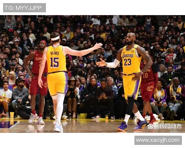 镜头捕捉:湖人赛场小动作引发热议 镜头捕捉:湖人赛场小动作引发热议